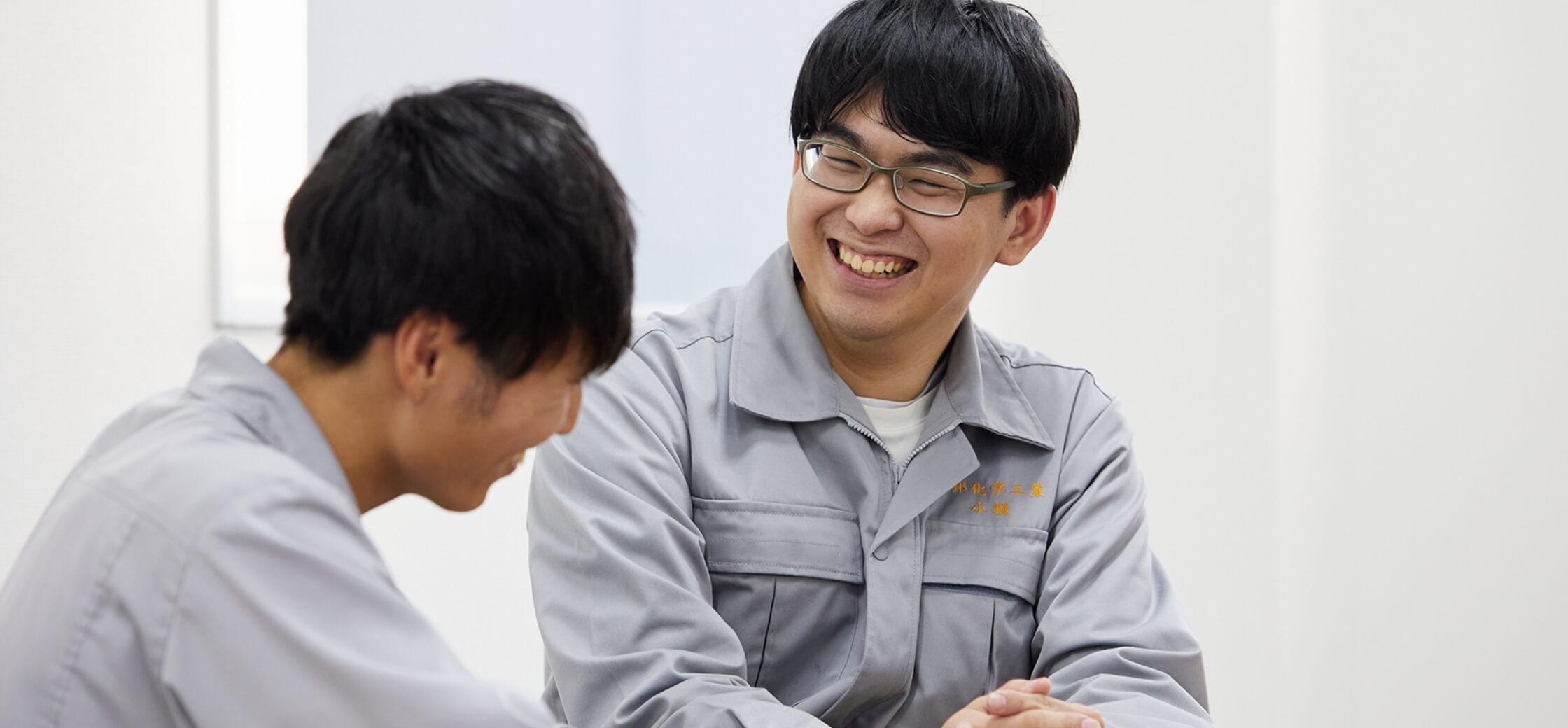 社員二人が笑顔で話している写真