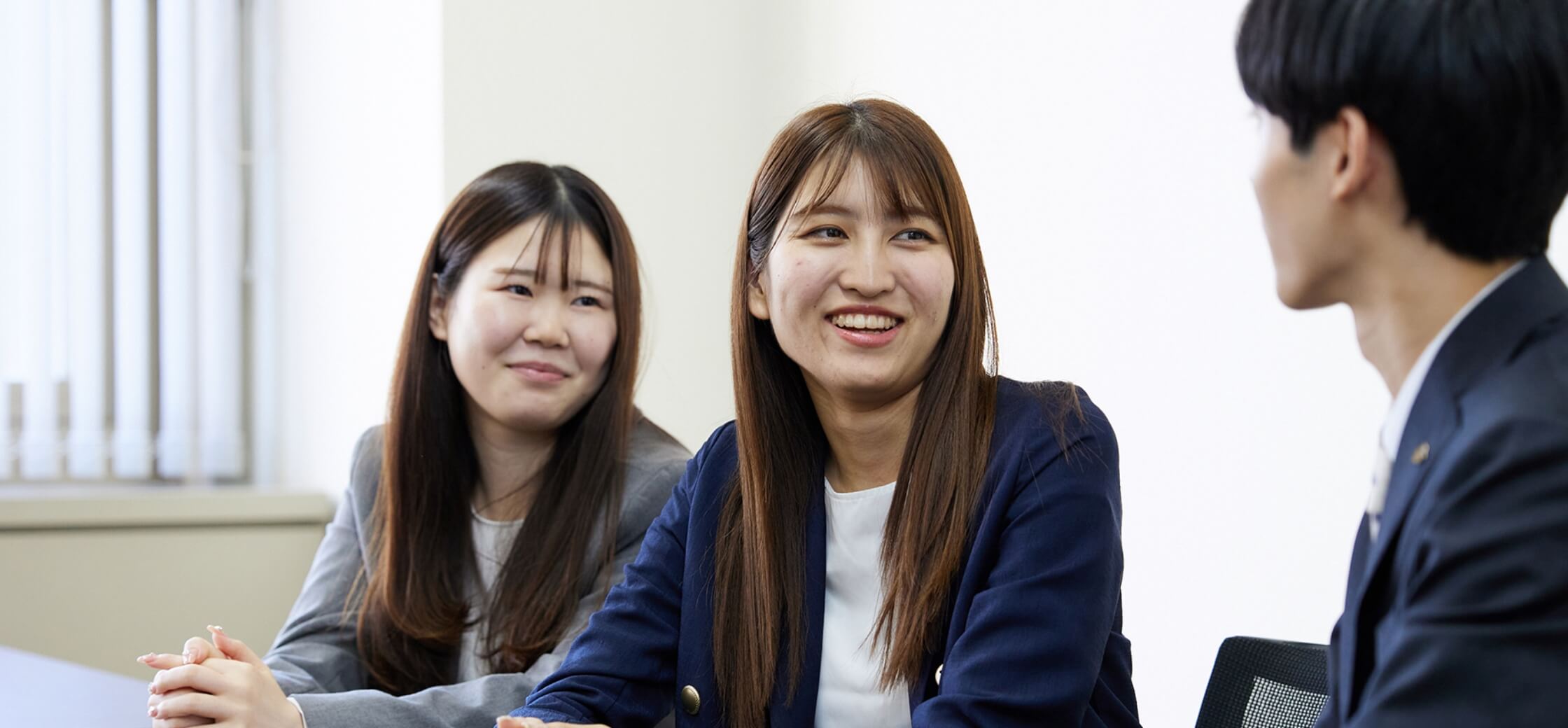 社員が話しているのをしっかり聞いている社員たち