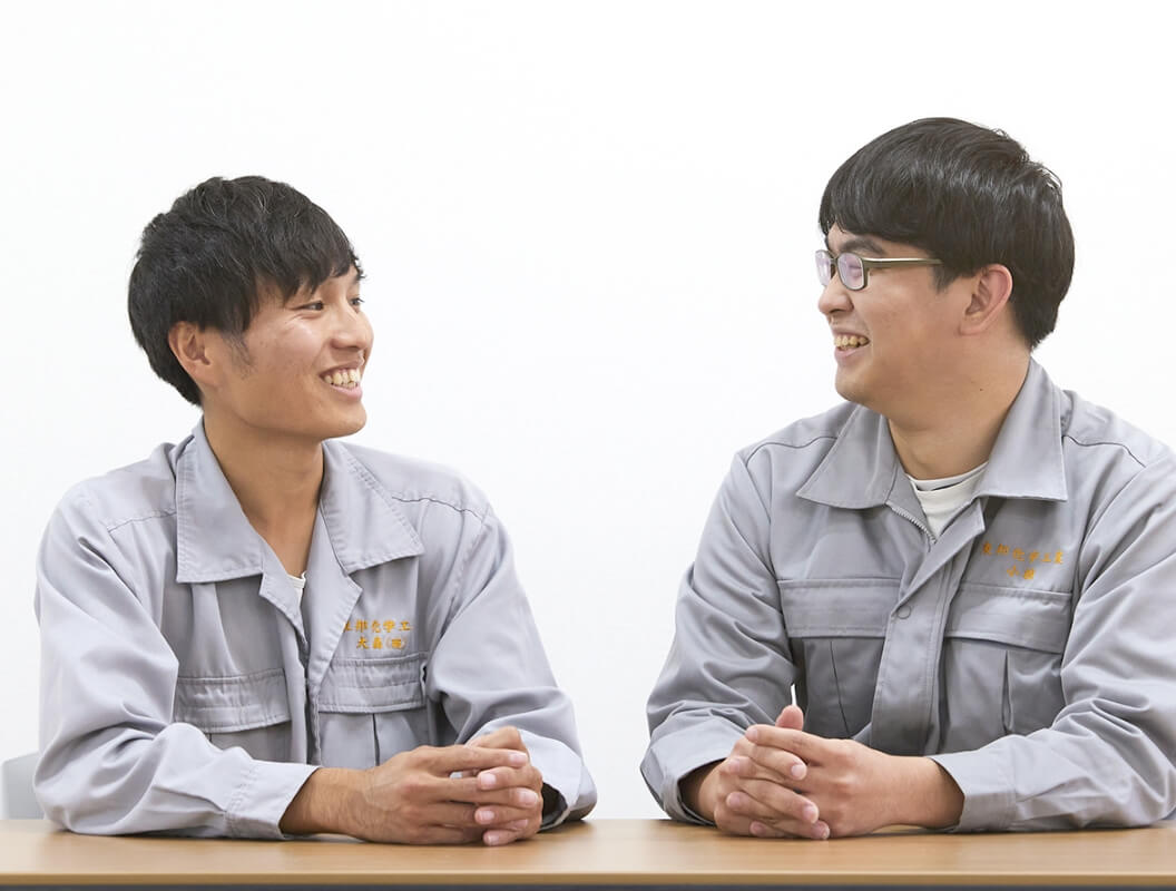 社員二人が笑顔で話している写真
