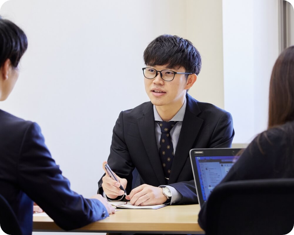 お客様と商談する社員