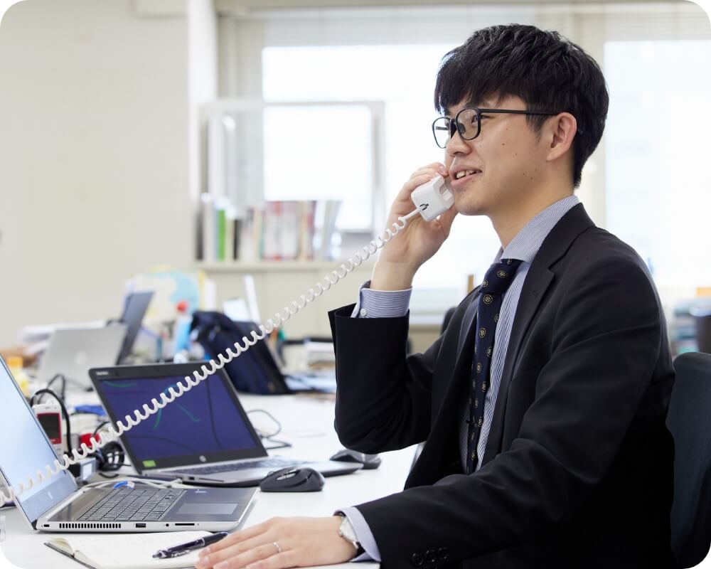 電話対応をする社員