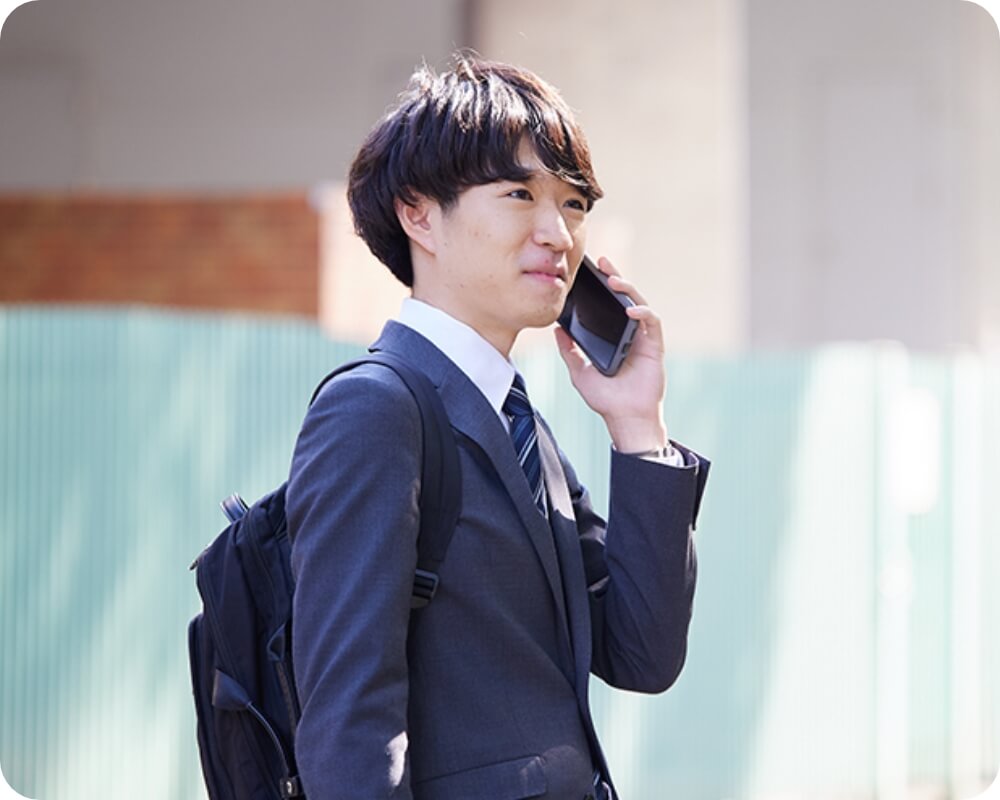 スマホで電話をしている社員