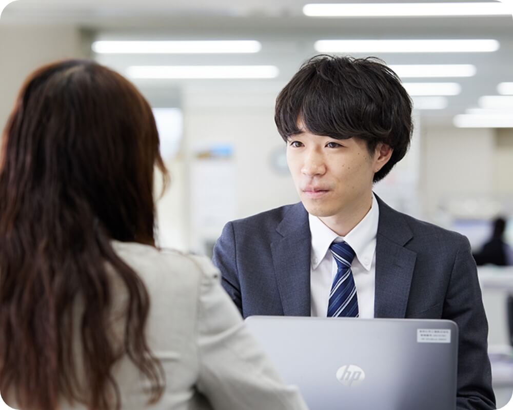 クライアントと商談中の社員