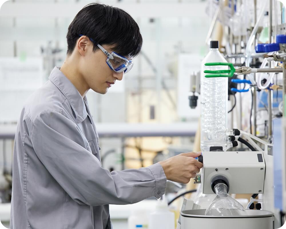研究中の社員