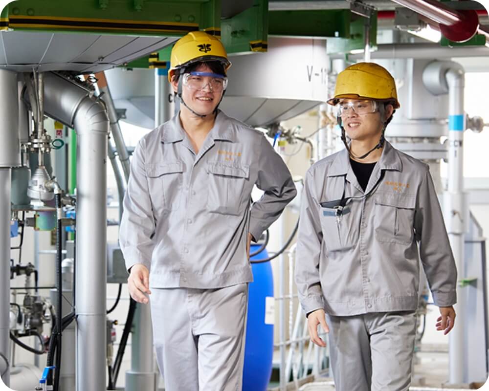 お話ししながら工場内を歩いている社員二人
