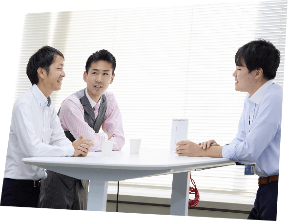 休憩所で社員３人が楽しそうに話している写真