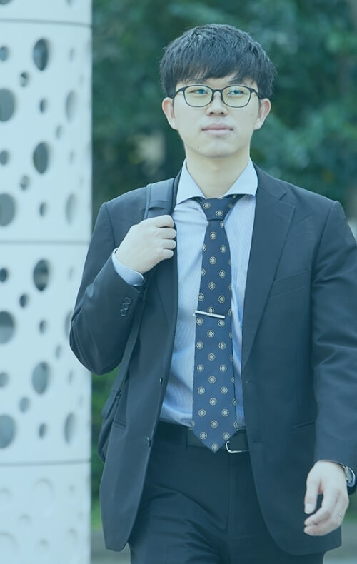 スーツを着て営業に行く社員
