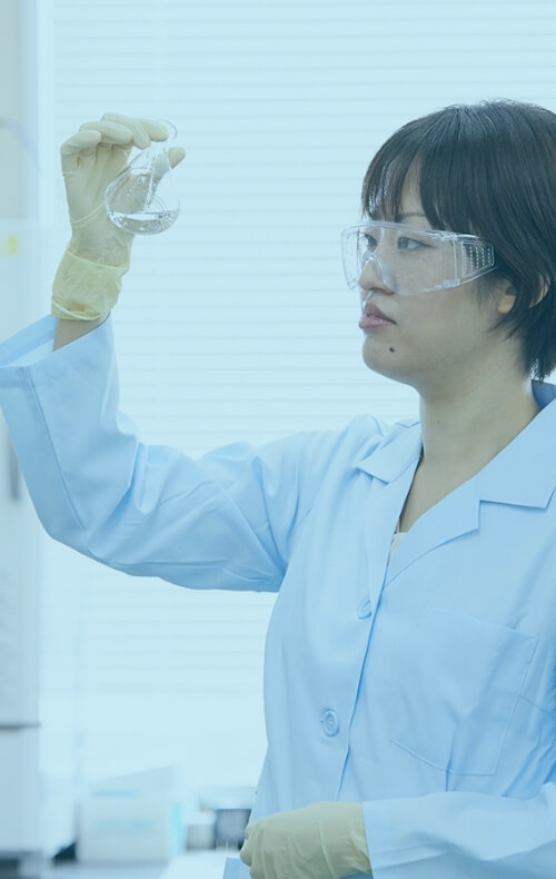 研究に励む社員