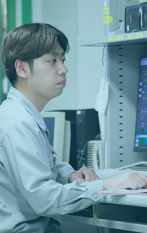 パソコンを確認する写真